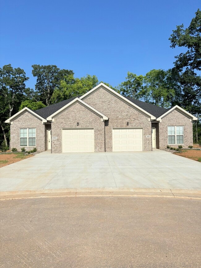 Building Photo - 943 Rodeo Ln