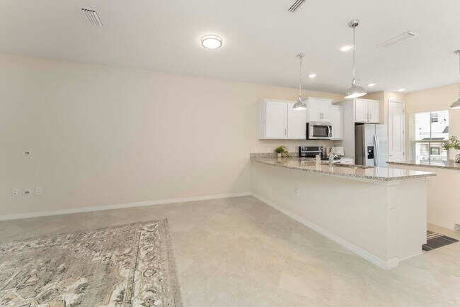 Foto del edificio - 4 bedroom/ 3.5 bathroom condo in the heart...