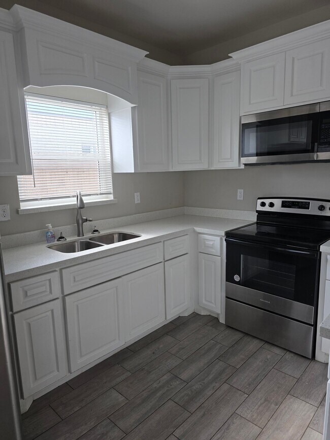 Building Photo - 1614 Playa Dr