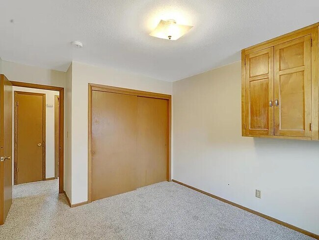 Foto del edificio - 987 County Road C2 W