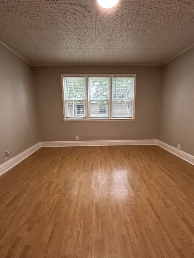 Building Photo - 810 N Elm St