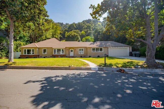 Foto del edificio - 2760 E Glenoaks Blvd