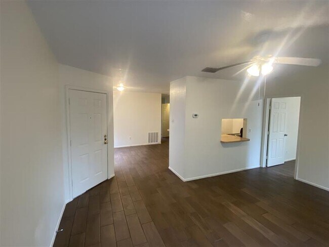 Foto del edificio - Cute 2/2 duplex with a garage