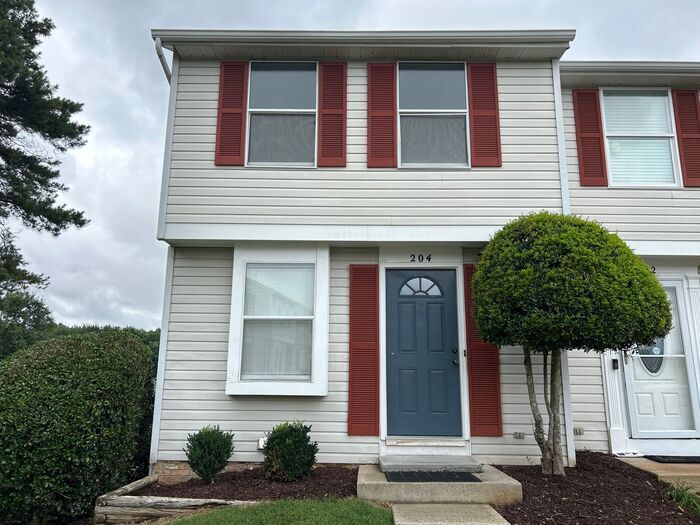 Primary Photo - Newly renovated tri-level townhome in Pine...