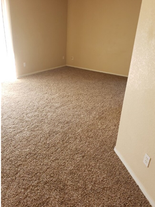 Foto del edificio - 2 Bedroom condo in desirable Powers Corridor area!