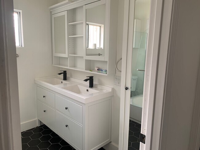 bathroom 1 - 5171 W 21st St
