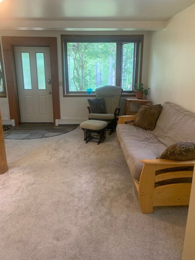 Building Photo - Cute Studio/1 Bedroom Apartment in Private...