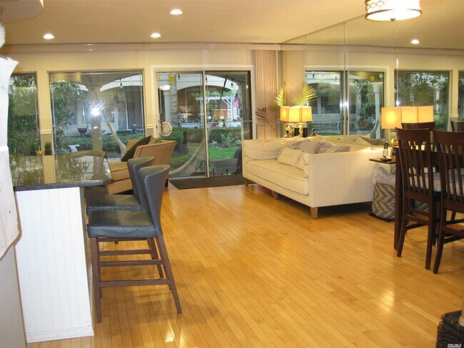 Foto del edificio - 13-14-14 Michael Ct