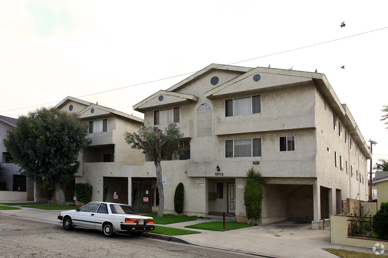 Primary Photo - 12706-12712 Fonthill Ave