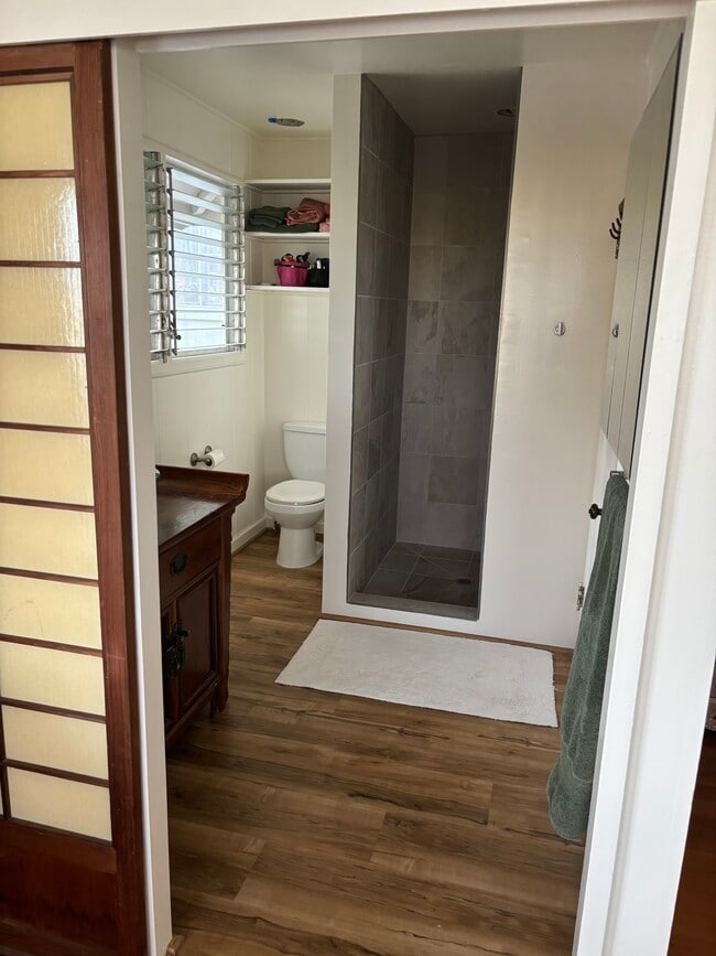 Baño - 1970 Mott-Smith Dr