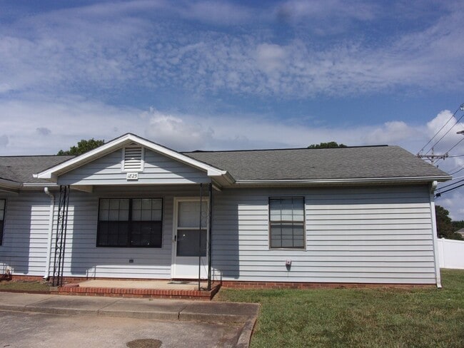 Building Photo - 1825 India Hook Rd