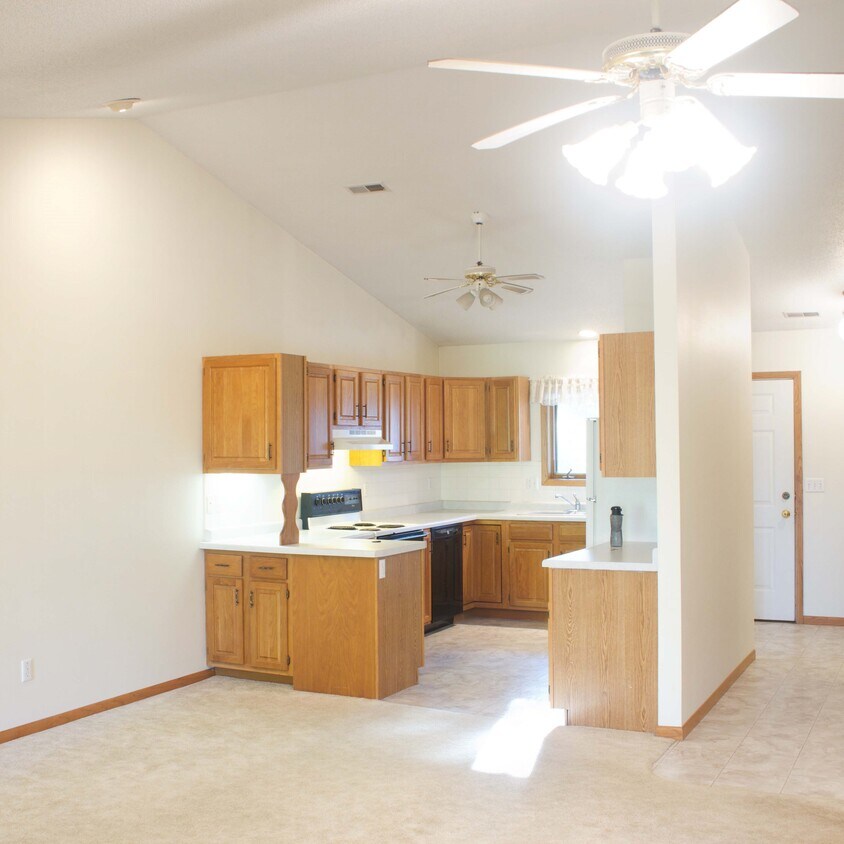Open Space living room, dining room, kitchen with cathedral ceiling. - 328 Cayman St