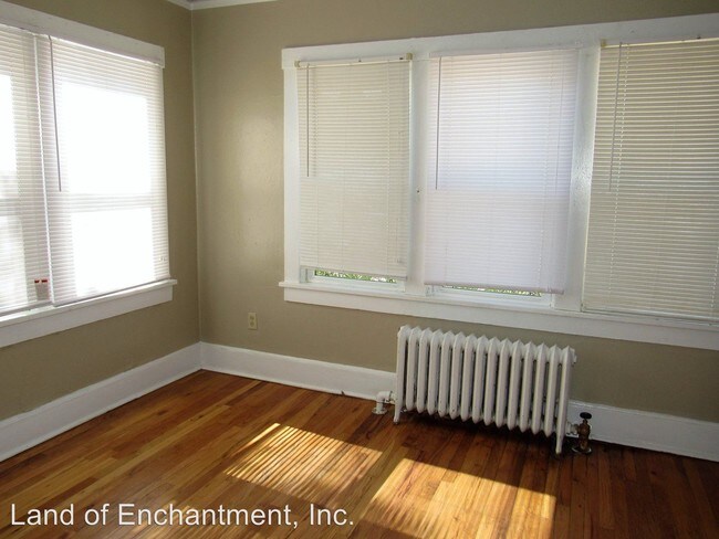 Building Photo - 1 br, 1 bath Apartment - 114 Maple St. SE #2