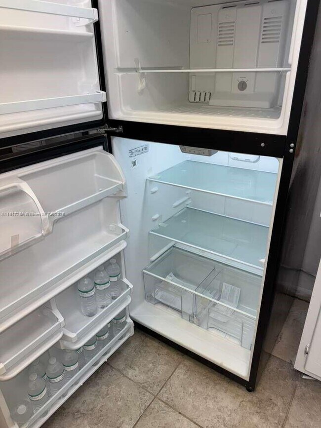 Foto del edificio - 8450 Sunrise Lakes Blvd