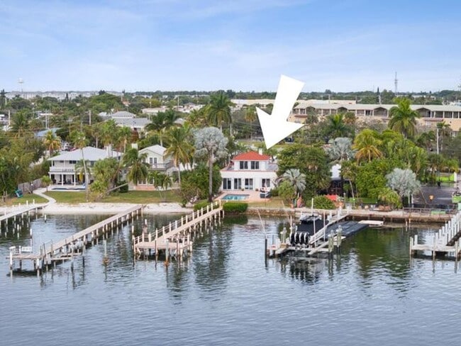 Photo - 114 S Lake Dr House