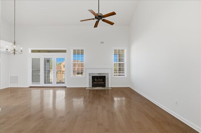 Foto del edificio - "Luxurious 2-Bed Condo with, loft, Granite Elegance & Hardwood Charm in Reston, VA!"