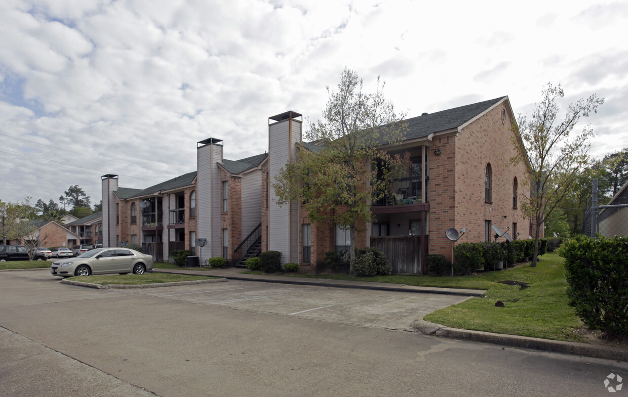 Building Photo - Pine Hollow Apartments