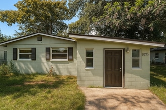 Building Photo - 1075 Lincoln Terrace