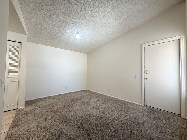 Building Photo - 2126 N Villas Ln
