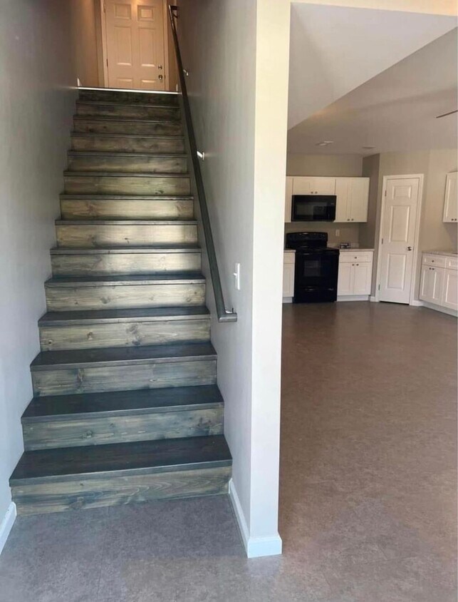 Foto principal - 2 bed, 1.5 bath Townhouse