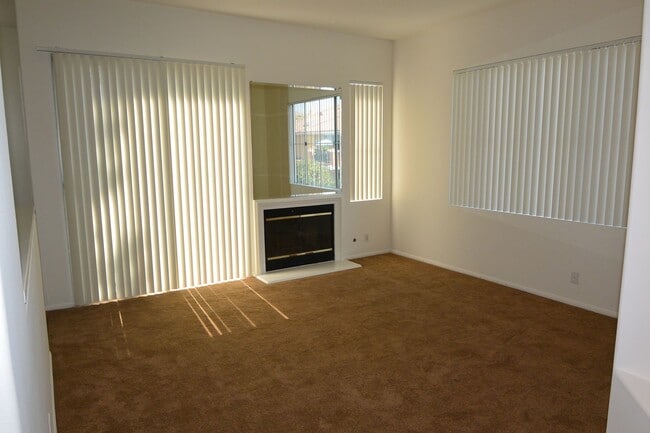 Building Photo - 2 Bed, 2 Bath two-story condo in Irvine.