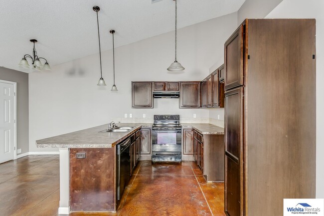 Building Photo - 3 bedroom, 2 bath duplex on a slab. Centra...
