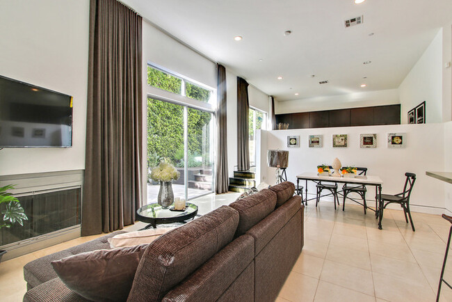 Building Photo - Beautiful Studio near Melrose - This is th...