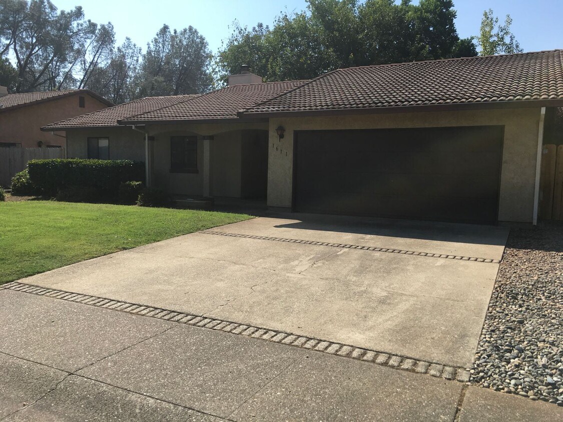 Primary Photo - Arroyo Manor 3 Bedroom- Large Fenced Yard!
