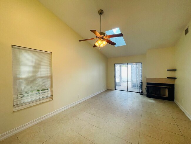 Foto del edificio - Cozy 2-Bed, 2-Bath Gem with Modern Comfort...