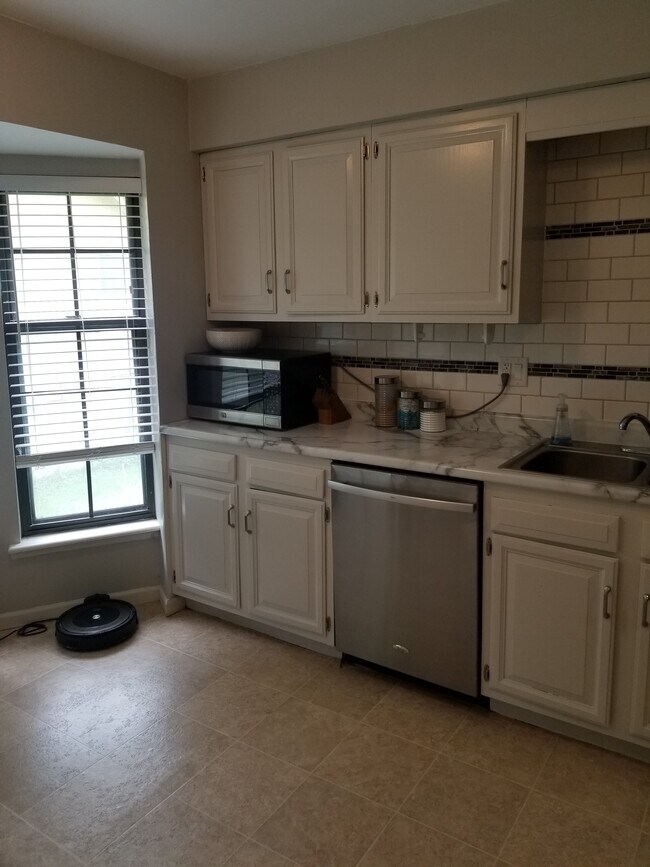 Kitchen w/ dishwasher - 8529 Kessler St
