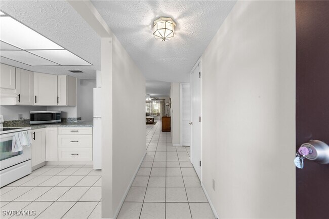 Building Photo - 4420 Santa Barbara Blvd