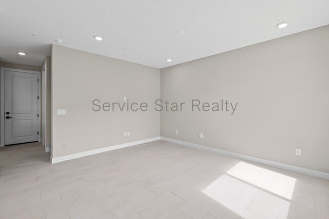 Building Photo - 2121 W Sonoran Desert Dr