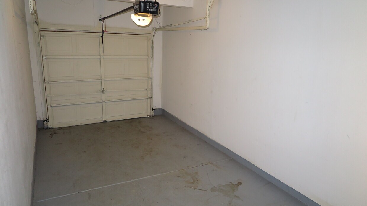 Primary Photo - 480 Applegate Ln