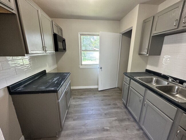 Building Photo - Stunning 2 bedroom Accepting Section 8