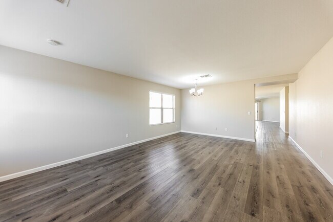 Foto del edificio - 15830 W Gelding Dr