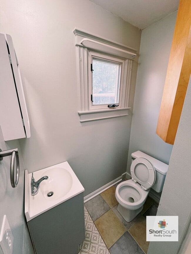 Foto del edificio - Updated 1 bedroom 1 bath main floor unit with Car Port