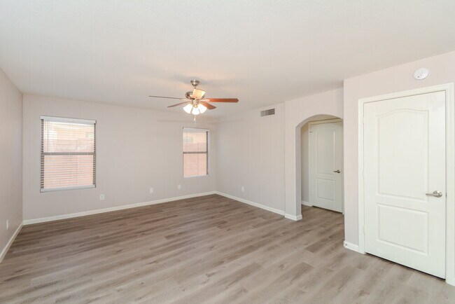 Building Photo - 5648 W Southgate Ave