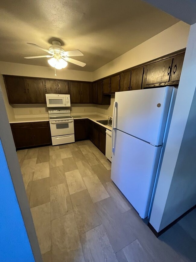 Building Photo - Spacious 2 bedroom condo!