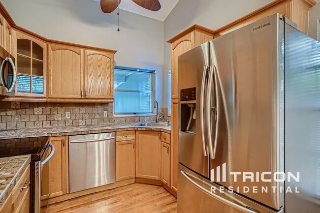 Building Photo - 328 Sir Lawrence Dr