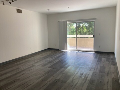 Foto del edificio - 6215 Kester Ave