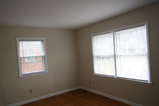 Foto del edificio - 402 Greenlawn Ct