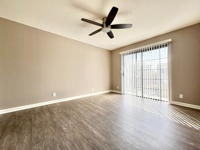 Building Photo - Modern 1BR in Valley Glen w/ Fireplace + Balcony
