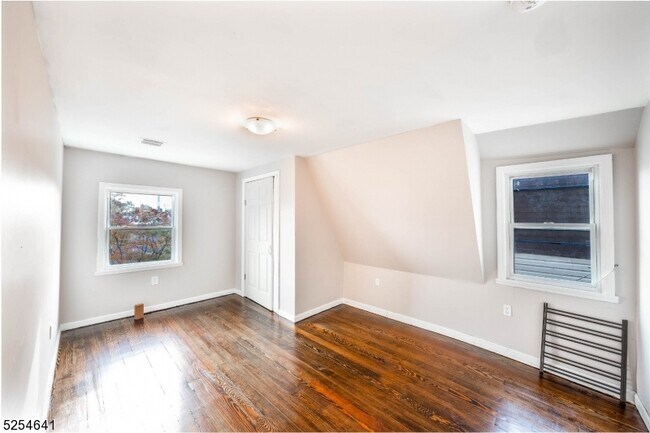 Building Photo - 541 N Grove St