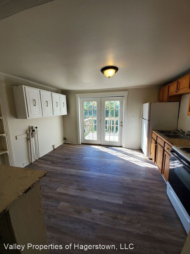 Building Photo - 3 br, 1 bath House - 215 S High St
