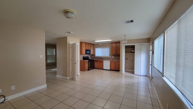Building Photo - Beautiful House in family friendly community