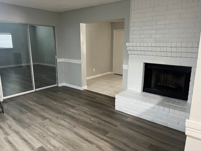 Building Photo - 4030 Green Crest Dr