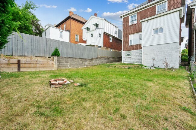 Foto del edificio - 4 bed 1 bath - newly updated, central air, nice Beechview location.