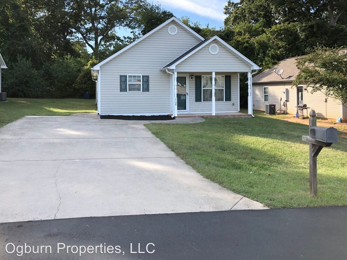 Primary Photo - 3 br, 2 bath House - 2708 Lomond Street