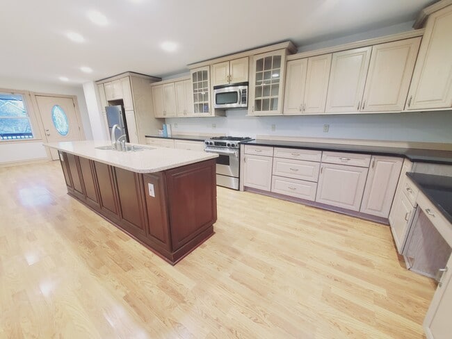 Building Photo - 23 Madison Pl