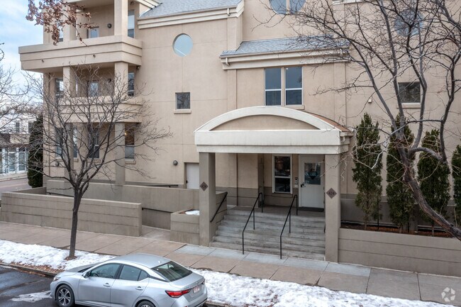 Entrada - 424 E 1st Ave